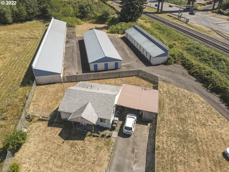 More Photos Of 490 N Pine St, Canby Service For Lease