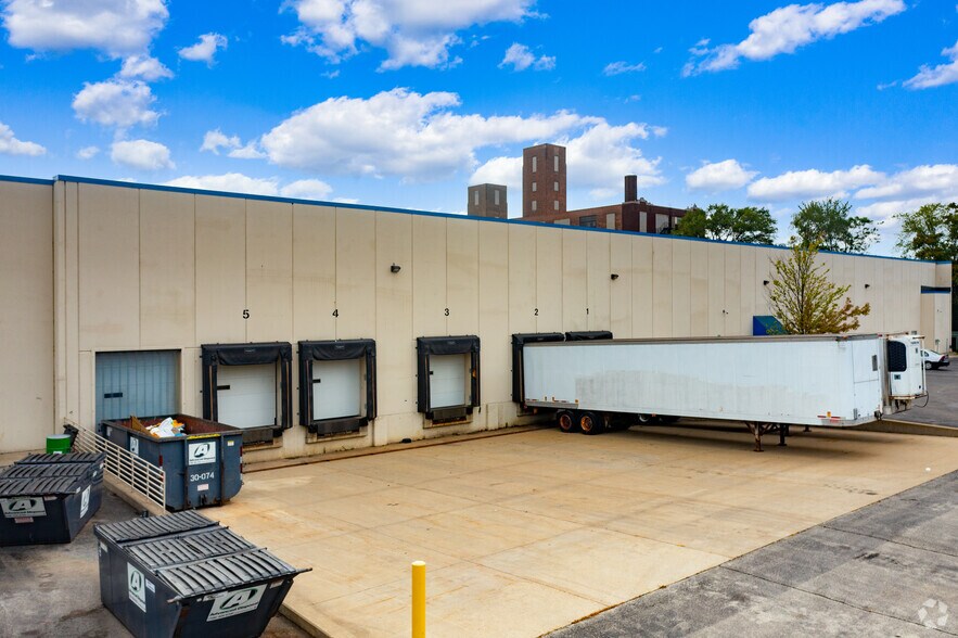 More Photos Of 2700 W Roosevelt Rd, Chicago Distribution For Lease