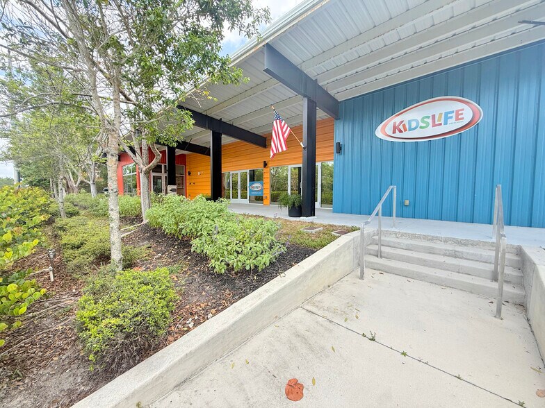 Primary Photo Of 6051 Bayshore Dr, Naples Daycare Center For Lease