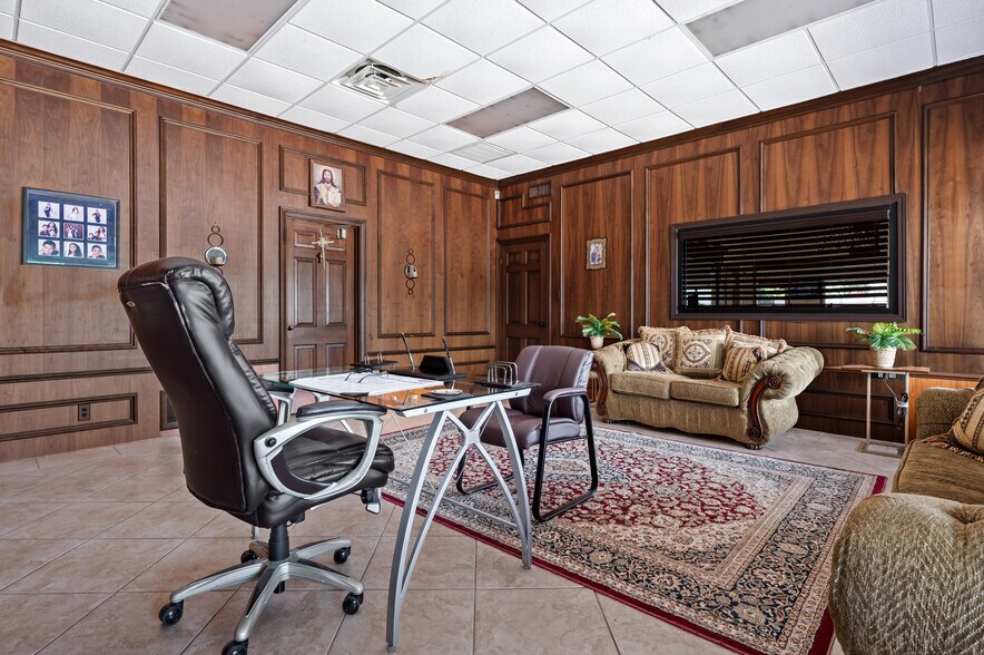More Photos Of 411 Spencer Hwy, South Houston Auto Dealership For Lease