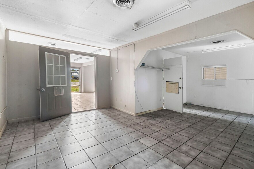 More Photos Of 825 MO-59, Carthage Industrial For Lease