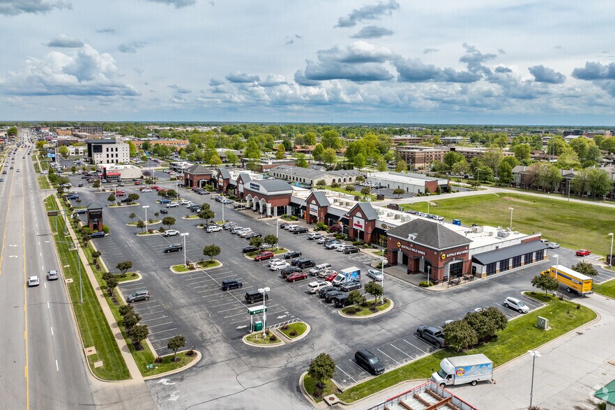 More Photos Of 900 E Battlefield St, Springfield General Retail For Lease