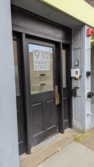 More Photos Of 9 1/2 Market St, Northampton Storefront Retail Office For Lease