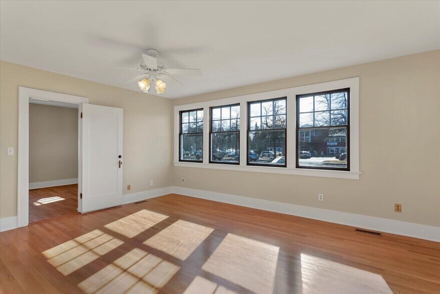 More Photos Of 1607 State St, Salem Office For Sale