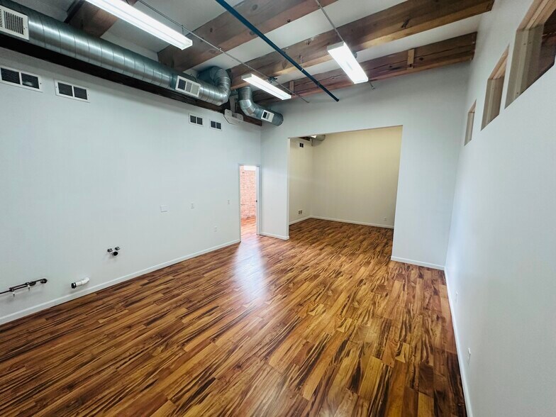 More Photos Of 300-306 W Front St, Harvard Warehouse For Lease