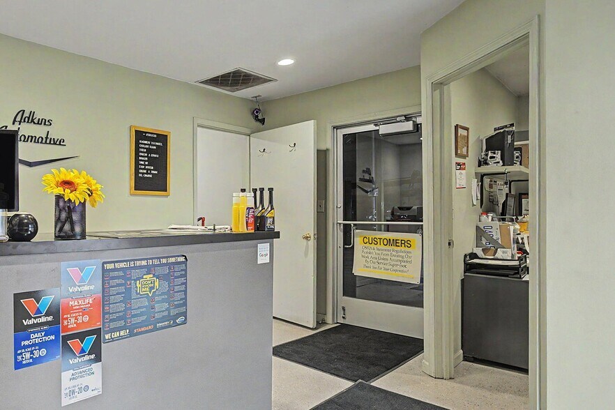 More Photos Of 37 W Carleton Rd, Hillsdale Auto Repair For Sale