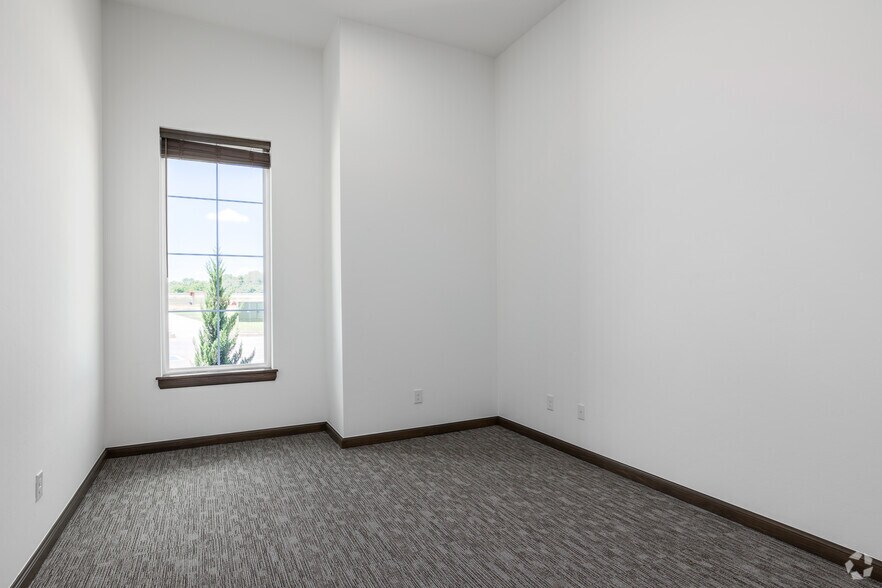 More Photos Of 2900 Washington Dr, Norman Unknown For Lease