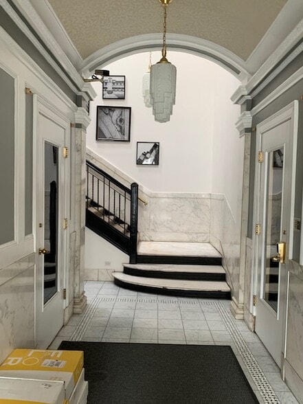 More Photos Of 760 N Ogden Ave, Chicago Office For Lease