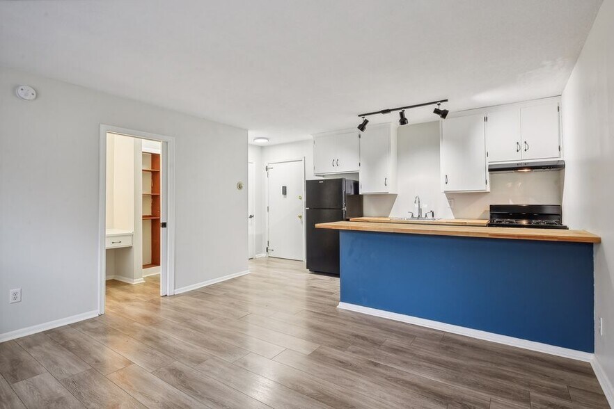 More Photos Of 2009-2017 Commerce Blvd, Mound Apartments For Sale