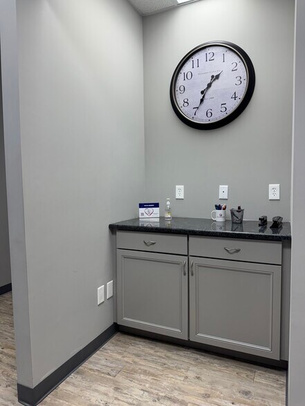 More Photos Of 55951 Gratiot Ave, Chesterfield Office For Sale