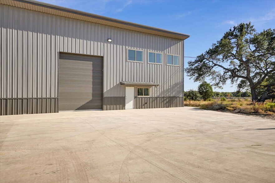 More Photos Of 10020 Darden Hill Rd, Austin Light Distribution For Lease