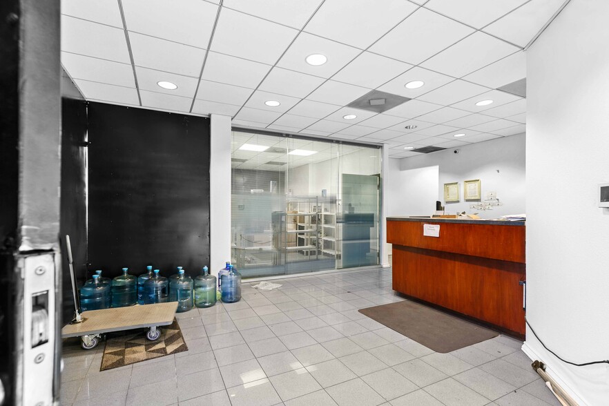 More Photos Of 9362 Eton Ave, Chatsworth Warehouse For Lease