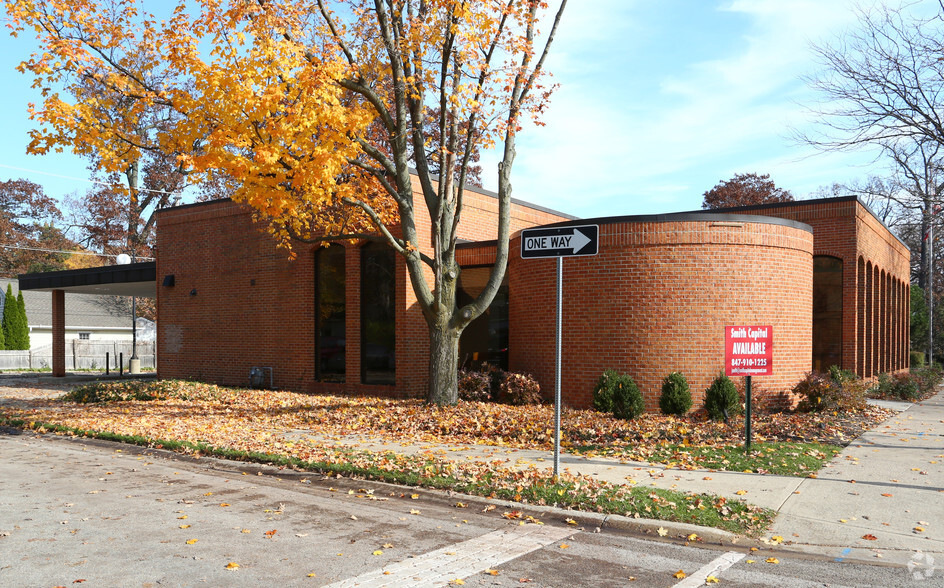 Primary Photo Of 120 E Scranton Rd, Lake Bluff Bank For Lease