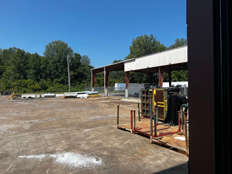 More Photos Of 327 S Tate St, Corinth Warehouse For Lease