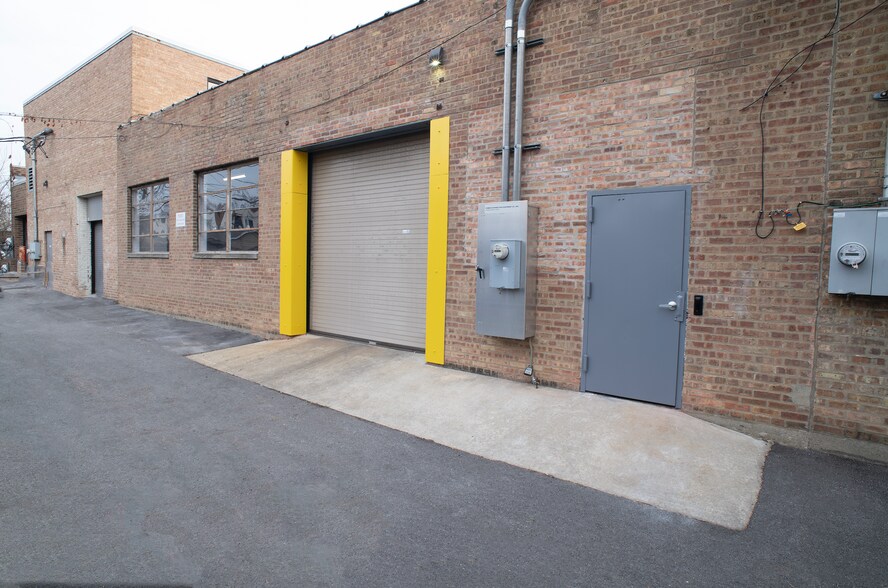 More Photos Of 3300-3306 N Knox Ave, Chicago Warehouse For Lease