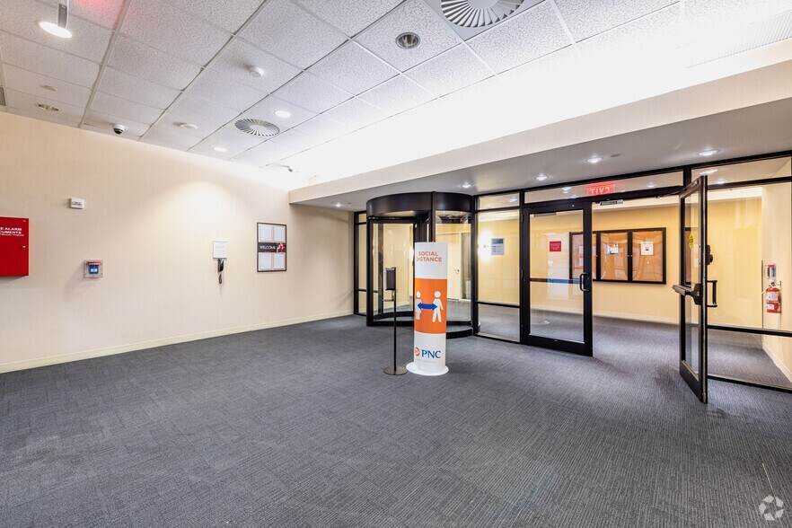 More Photos Of 6770 Southpointe Pky, Brecksville Light Distribution For Lease