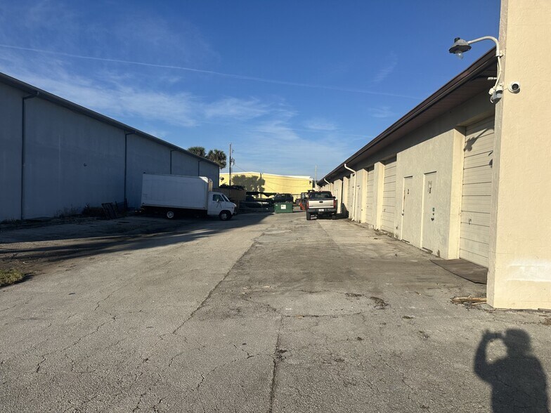 Primary Photo Of 1602 Market Cir, Port Charlotte Warehouse For Lease