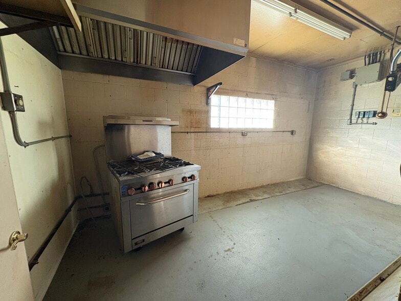 More Photos Of 810 Deal St, Highland Industrial For Sale