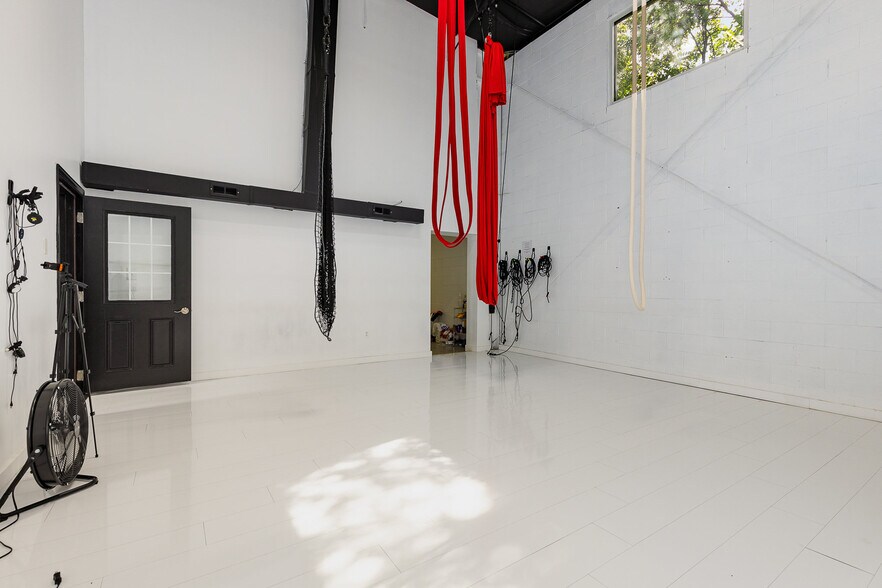 More Photos Of 100 Industrial Dr, Fredericksburg Showroom For Sale