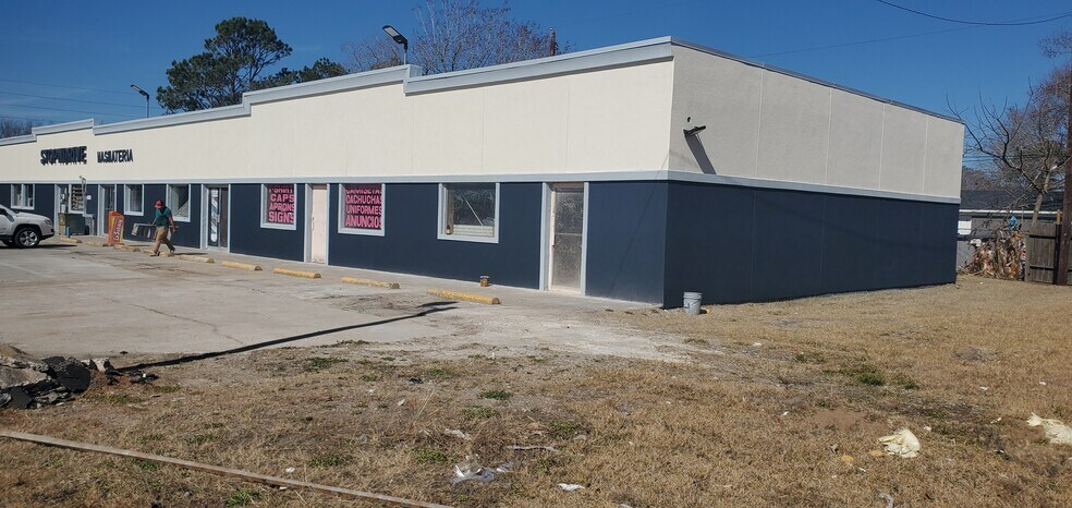 More Photos Of 406 Verhalen Rd, Alvin Storefront Retail Office For Lease