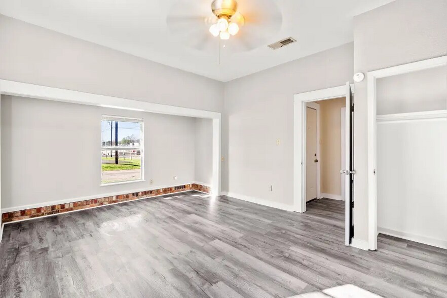 More Photos Of 2001 E Grand Ave, Marshall Office For Sale