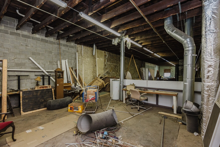 More Photos Of 830 N Kansas Ave, Topeka Bar For Sale