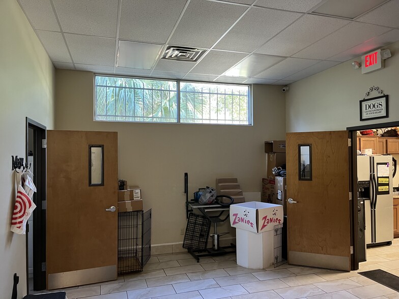 More Photos Of 1343 Lane Ave S, Jacksonville Veterinarian Kennel For Sale