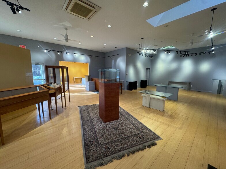 More Photos Of 307 Main St, Ogunquit Storefront For Lease