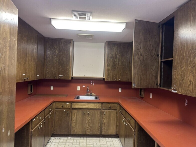 More Photos Of 2124 N 25th St, Waco Medical For Sale