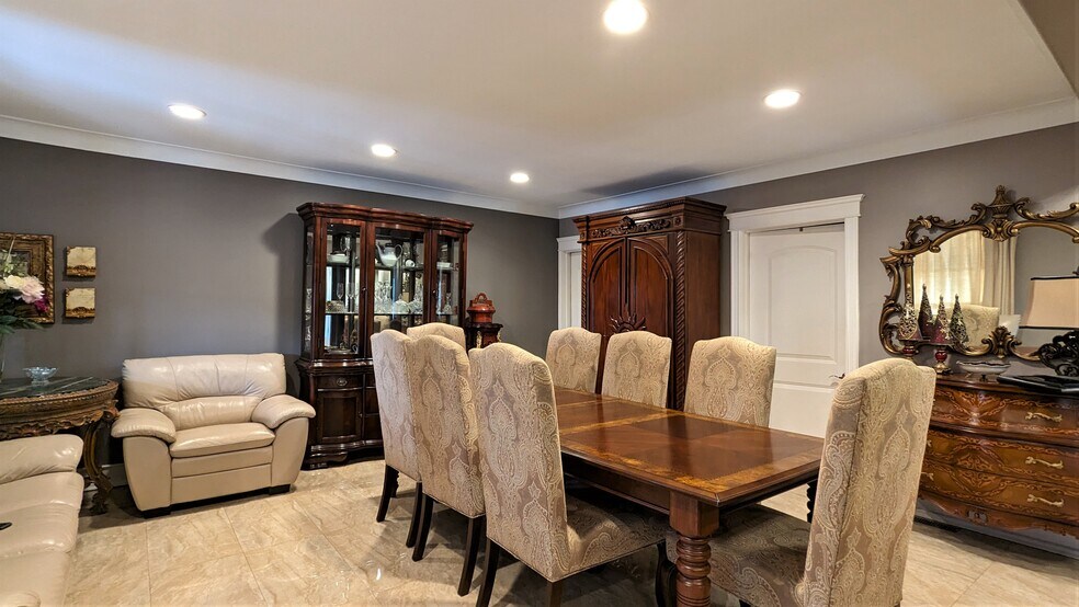 More Photos Of 816 Erie St E, Windsor Storefront Retail Residential For Sale