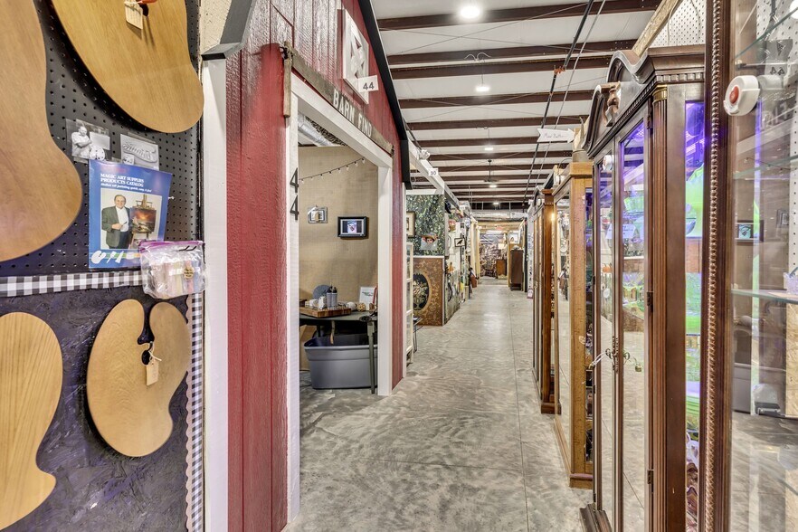 More Photos Of 2120 Old Highway 431 S, Greenbrier Freestanding For Sale