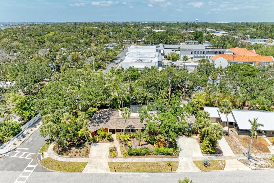 More Photos Of 941 Virginia Dr, Sarasota Specialty For Sale