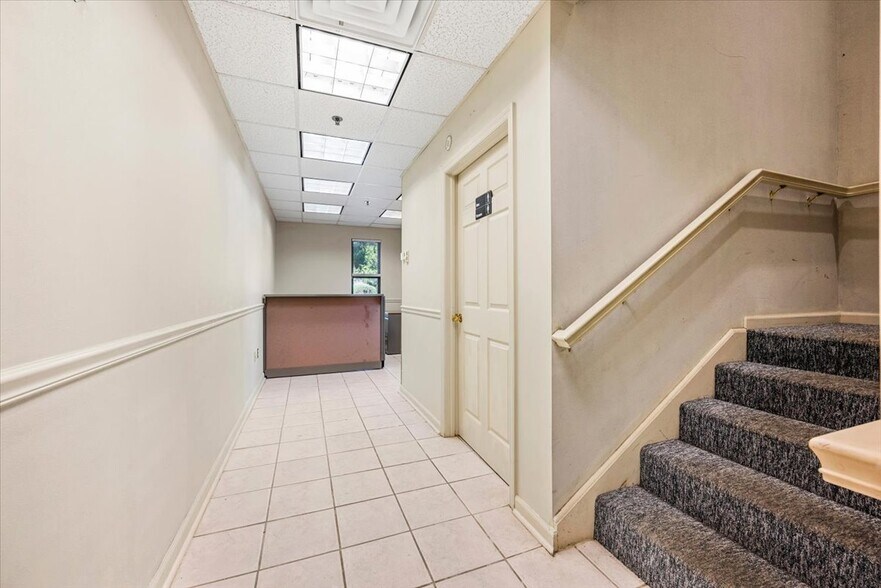 More Photos Of 14 Ilene Ct, Hillsborough Flex For Sale