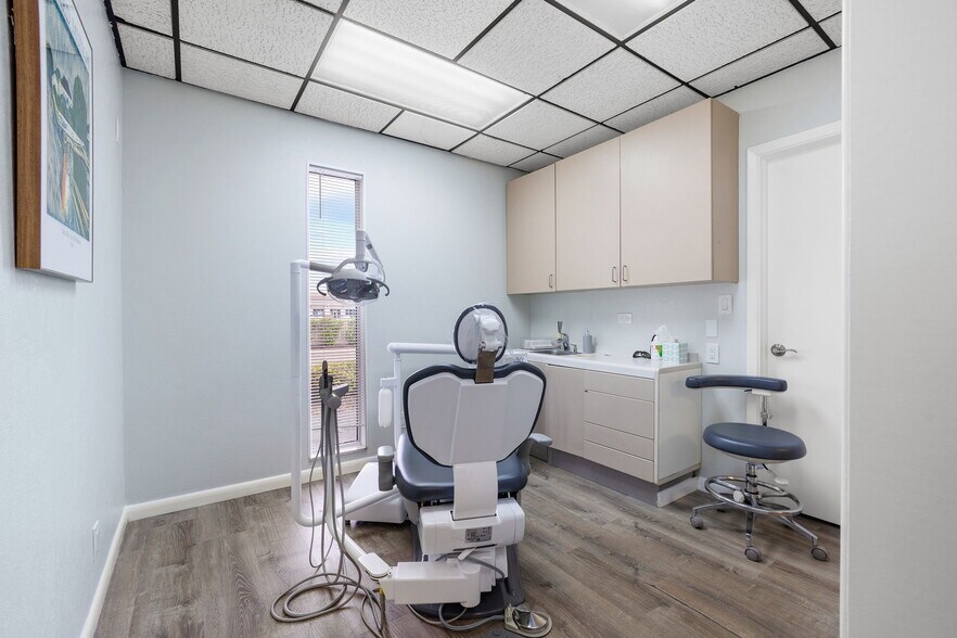 More Photos Of 1701 66th St N, Saint Petersburg Medical For Sale