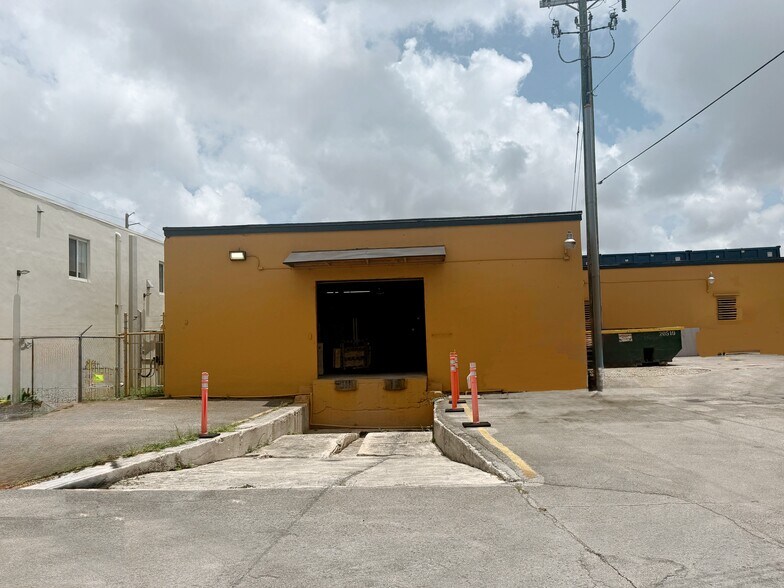 More Photos Of 3750 NW 43rd St, Hialeah Warehouse For Lease