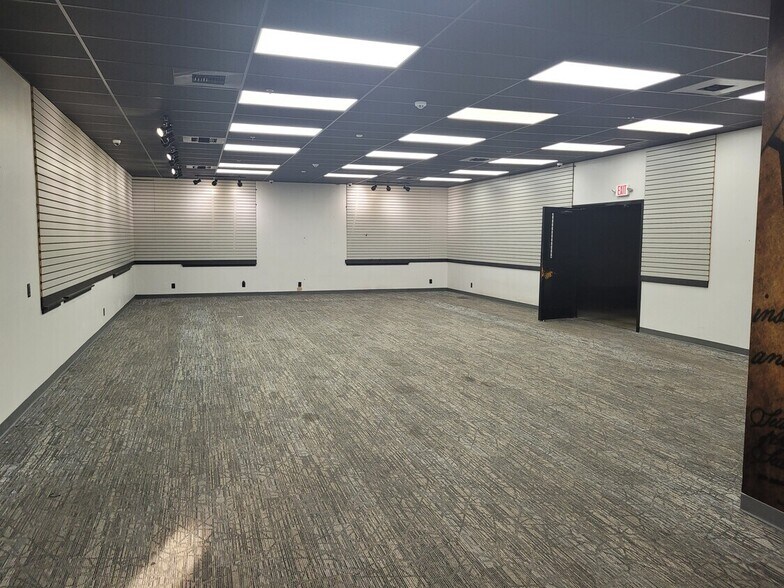 More Photos Of N96W15504-N96W15508 County Line Rd, Germantown Flex For Lease