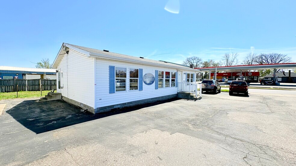 Primary Photo Of 1310 Poplar st, Terre Haute General Retail For Sale