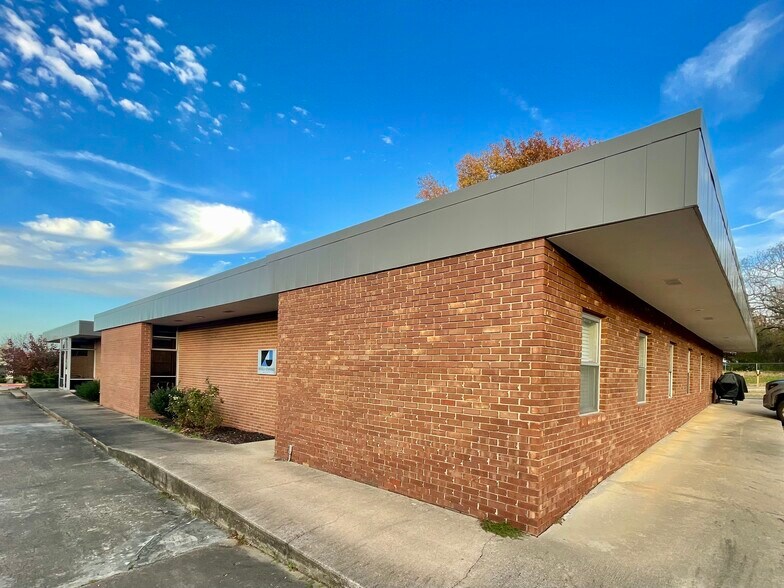 More Photos Of 909 E Rolling Hills Dr, Fayetteville Office For Lease