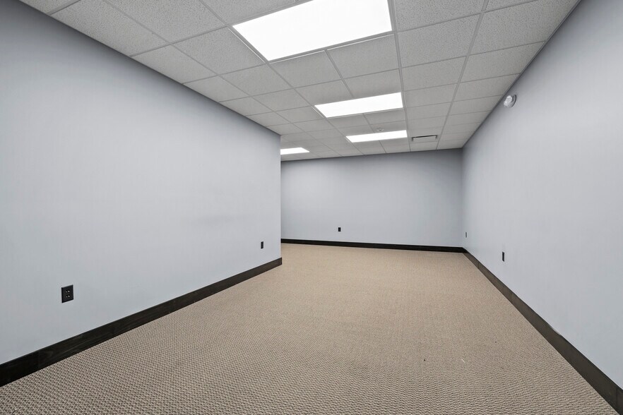 More Photos Of 4487 Bents Dr, Windsor Light Manufacturing For Lease