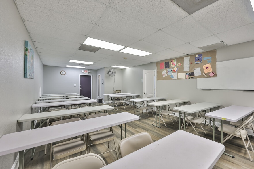 More Photos Of 307 S Parsons Ave, Brandon Storefront For Lease