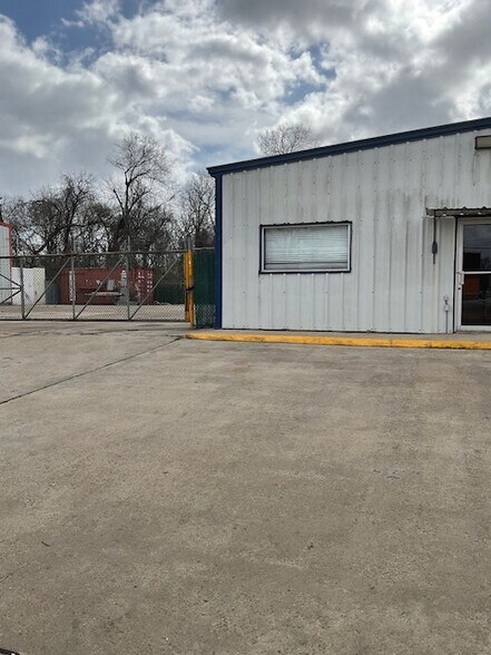 More Photos Of 1517 W Main St, La Porte Auto Repair For Sale
