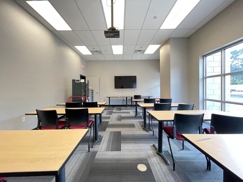 More Photos Of 5431 SW 35th Dr, Gainesville Showroom For Sale