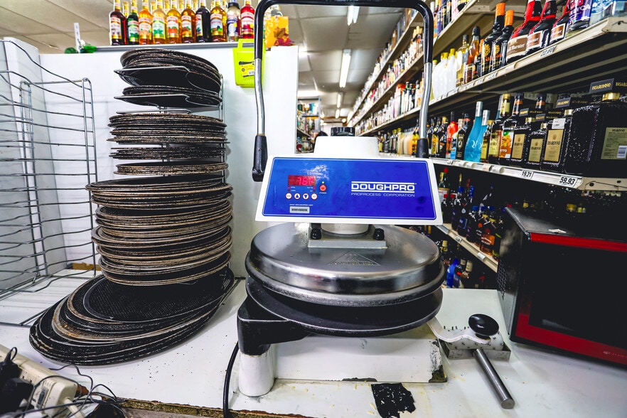 More Photos Of 9875 S Dixie Hwy, Erie Supermarket For Sale