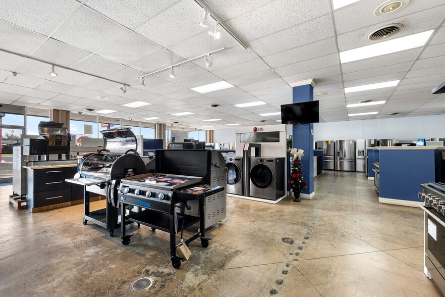 More Photos Of 3101 N 10th St, McAllen General Retail For Lease