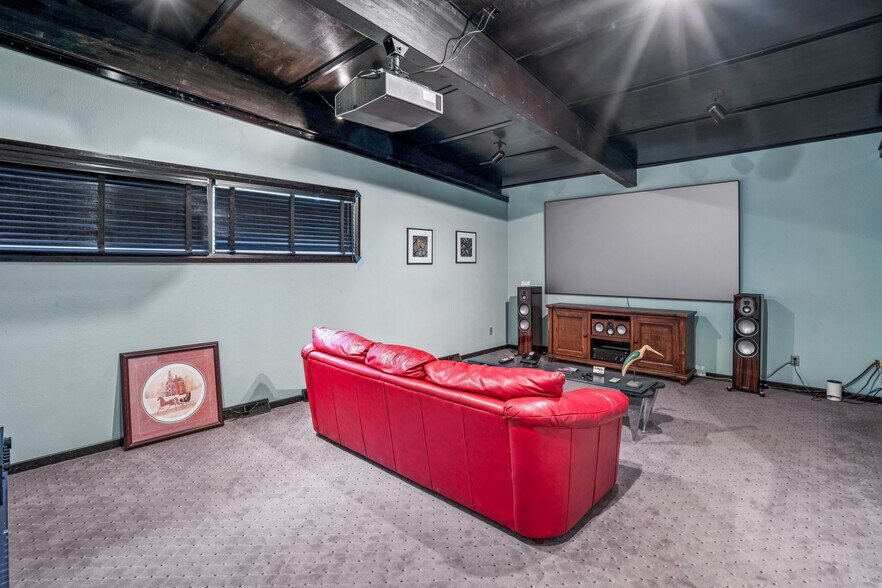 More Photos Of 4931 Douglas Ave, Des Moines General Retail For Sale