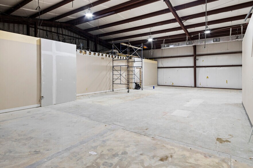 More Photos Of 1504 S Frazier St, Conroe Light Distribution For Lease