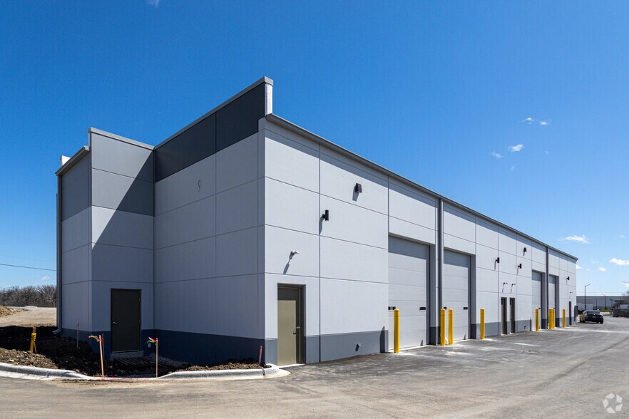 More Photos Of 1414-1440 Bolingbrook Dr, Romeoville Distribution For Lease