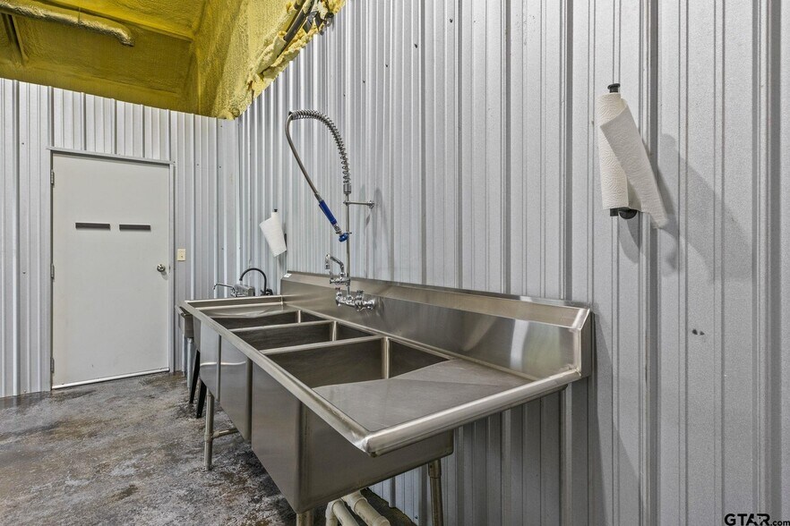 More Photos Of 908 W Broadway St, Winnsboro Flex For Sale