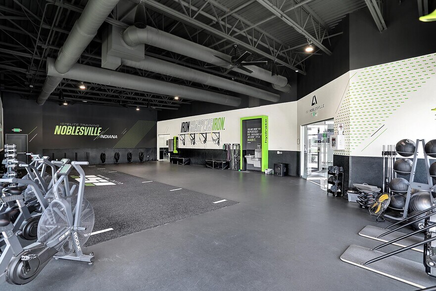 More Photos Of 14165 Cabela Pky, Noblesville Storefront For Lease