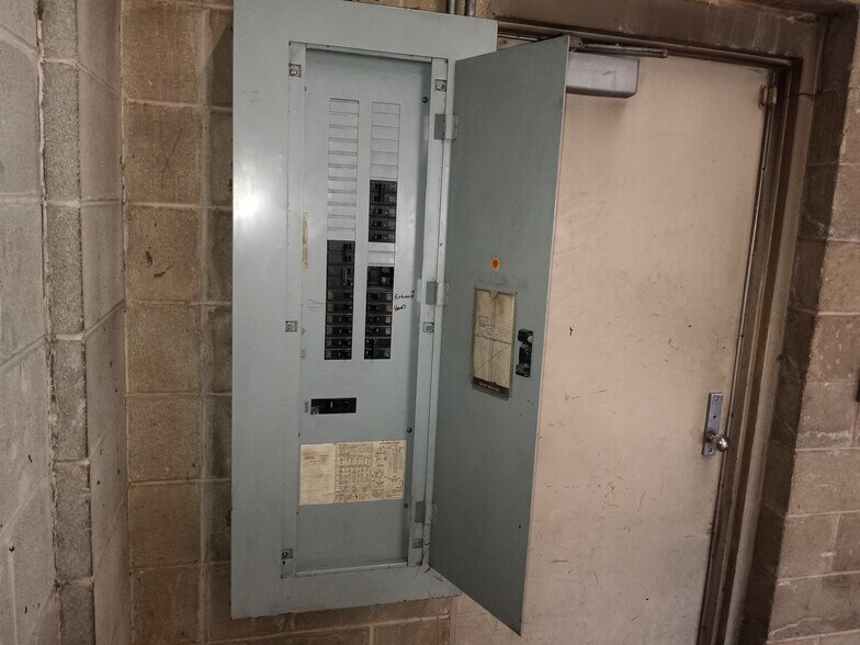 More Photos Of 4609-4621 W Belmont Ave, Chicago Auto Repair For Lease